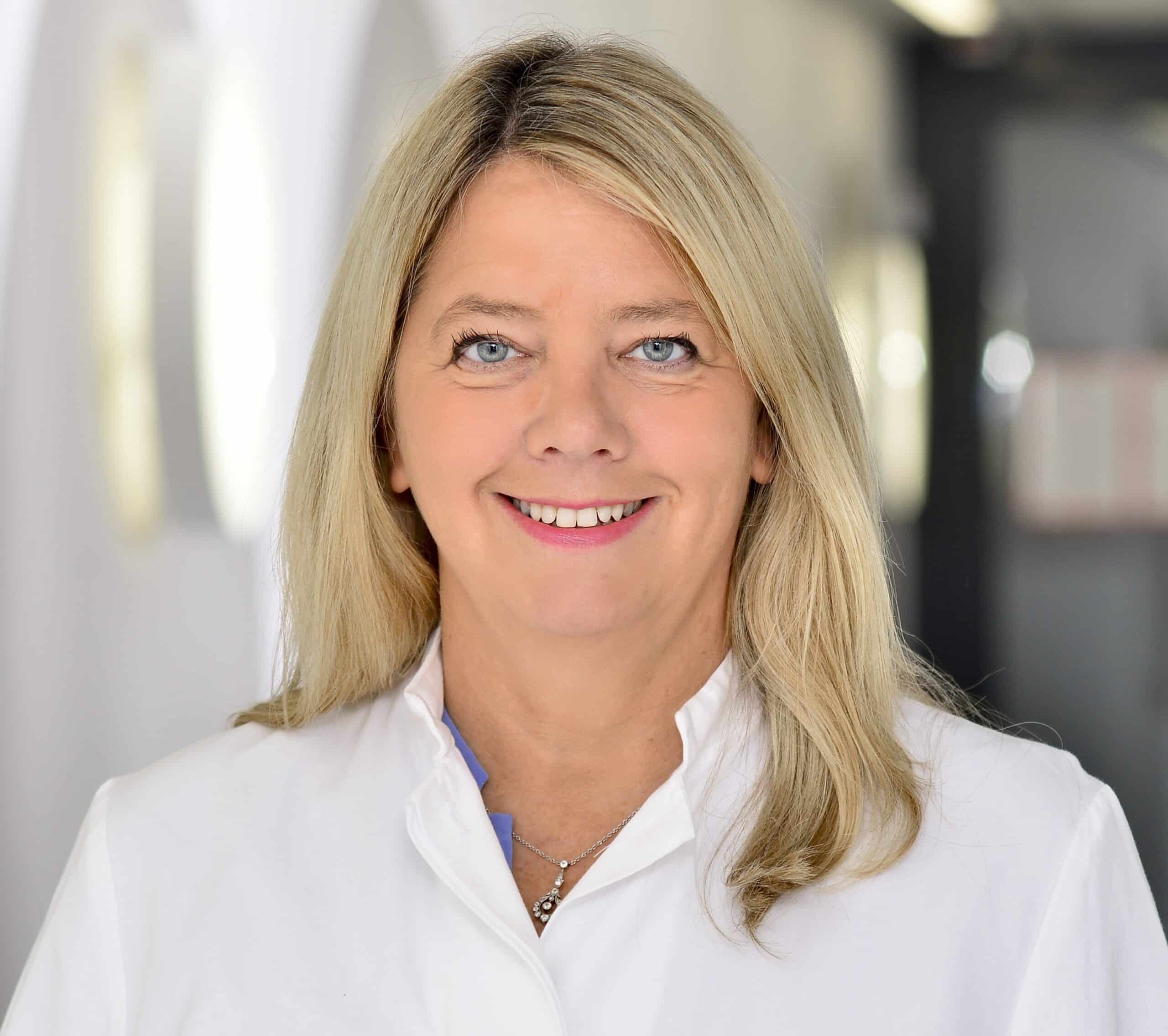 Portrait of Gesine Hansen.