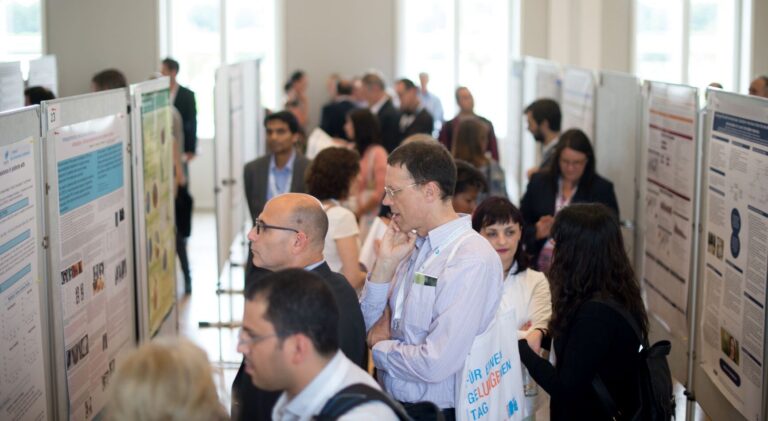 Teilnehmende betrachten wissenschaftliche Poster bei einer World Bronchiectasis Conference.